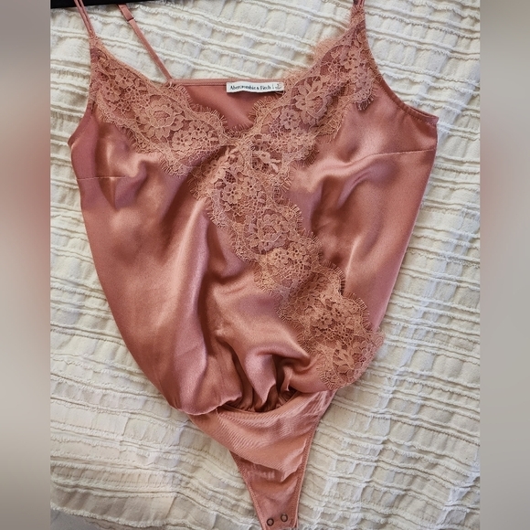NWOT Abercrombie & Fitch Lace Bodysuit Size Small. - Picture 2 of 6